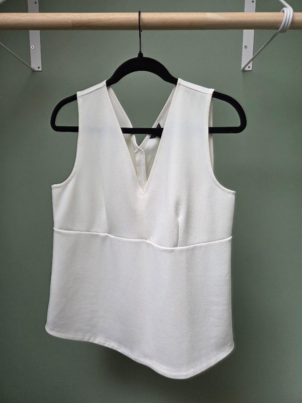 Ann Taylor Ivory Crepe Sleeveless V-Neck Shell Top Career Blouse Size M